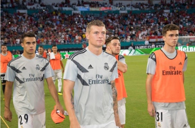 Ảnh tài năng trẻ Real Sergio Lopez xin áo Sanchez - Bóng Đá
