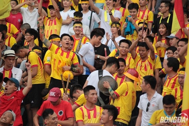 Cổ động viên Nam Định phủ vàng sân Hàng Đẫy - Bóng Đá