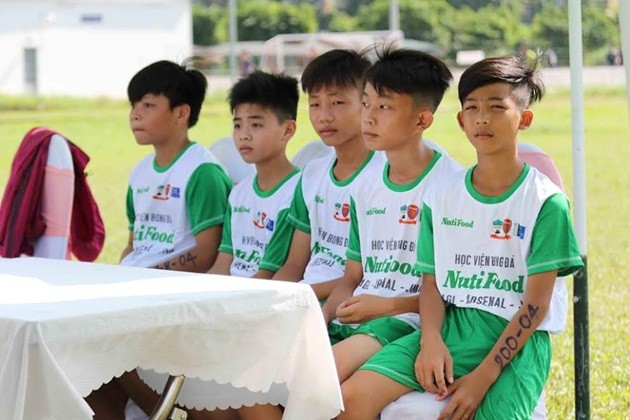 Phụ huynh đội nắng, nín thở đợi con thi tuyển học viện Nutifood - Bóng Đá