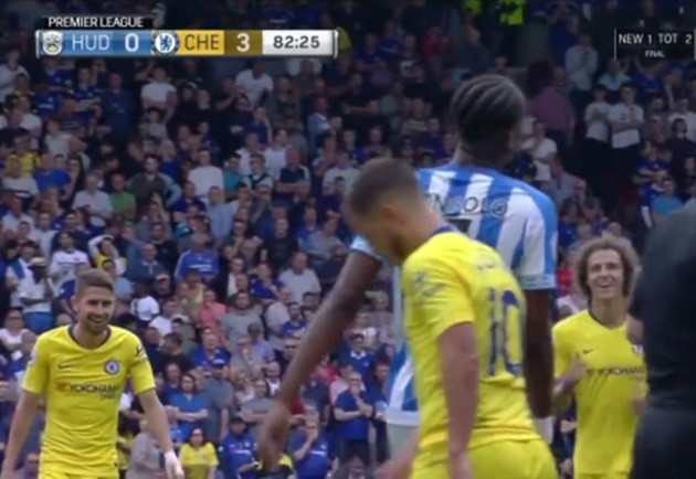 Ảnh Jorginho cười tít mắt sau pha rê bóng của Hazard - Bóng Đá