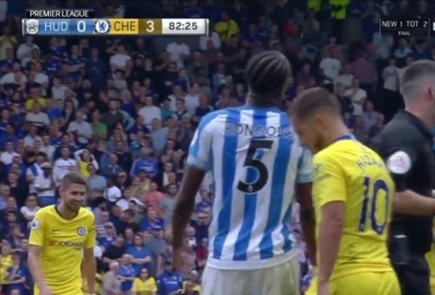 Ảnh Jorginho cười tít mắt sau pha rê bóng của Hazard - Bóng Đá