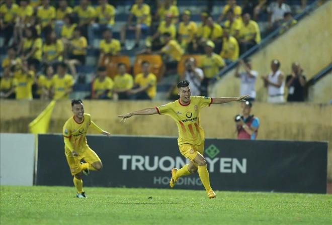 HLV Nguyễn Văn Sỹ tự tin giúp Nam Định trụ hạng tại V.League 2018 - Bóng Đá