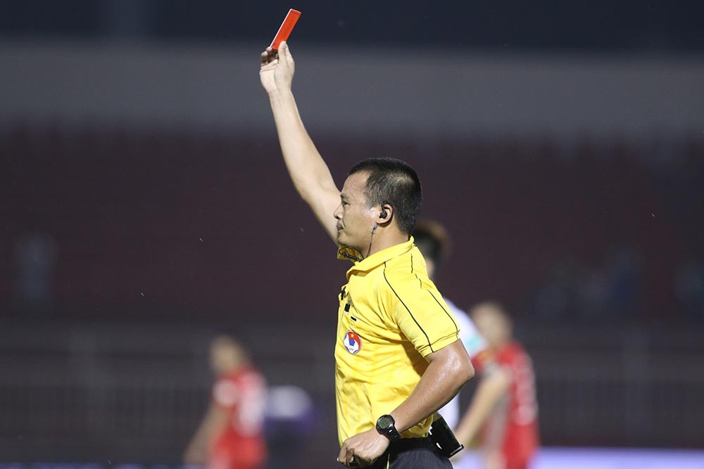 Hành động lạ của Văn Hưng khiến SHB Đà Nẵng thua ngược - Bóng Đá