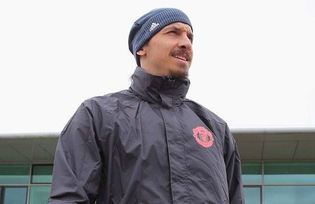 Vừa phẫu thuật xong, Ibrahimovic nhận 