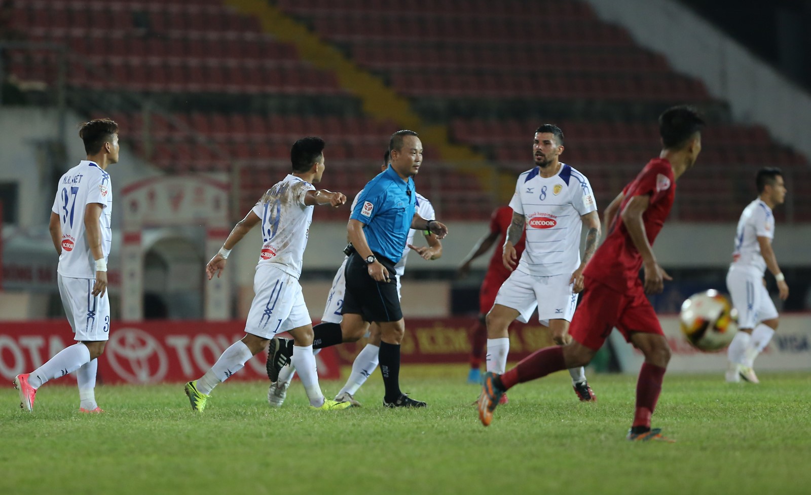 Vòng 7 V-League 2018: HAGL tố trọng tài, Hà Nội FC “đá ghế” Miura - Bóng Đá