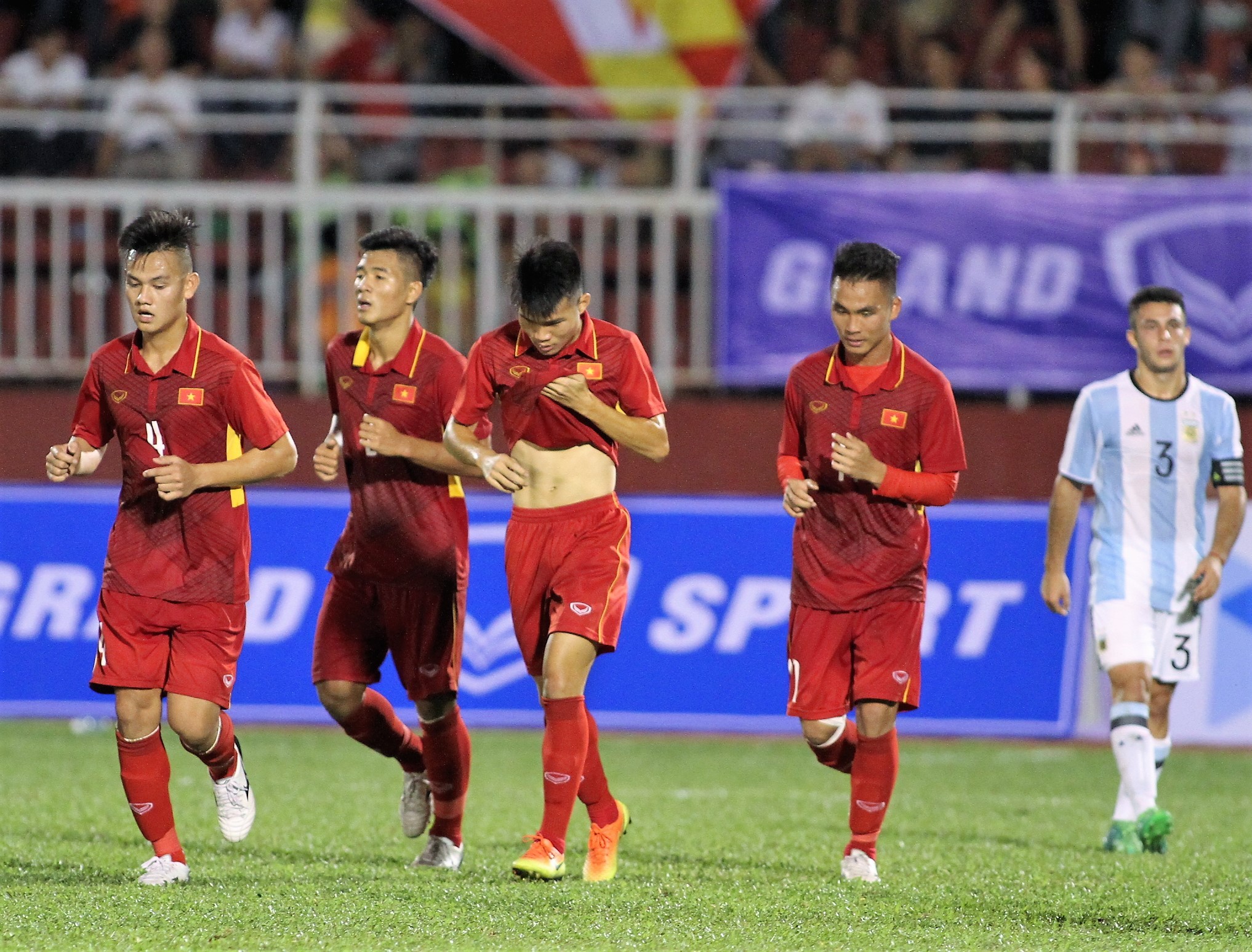 CĐV Argentina đặc biệt trên sân Thống Nhất - Bóng Đá