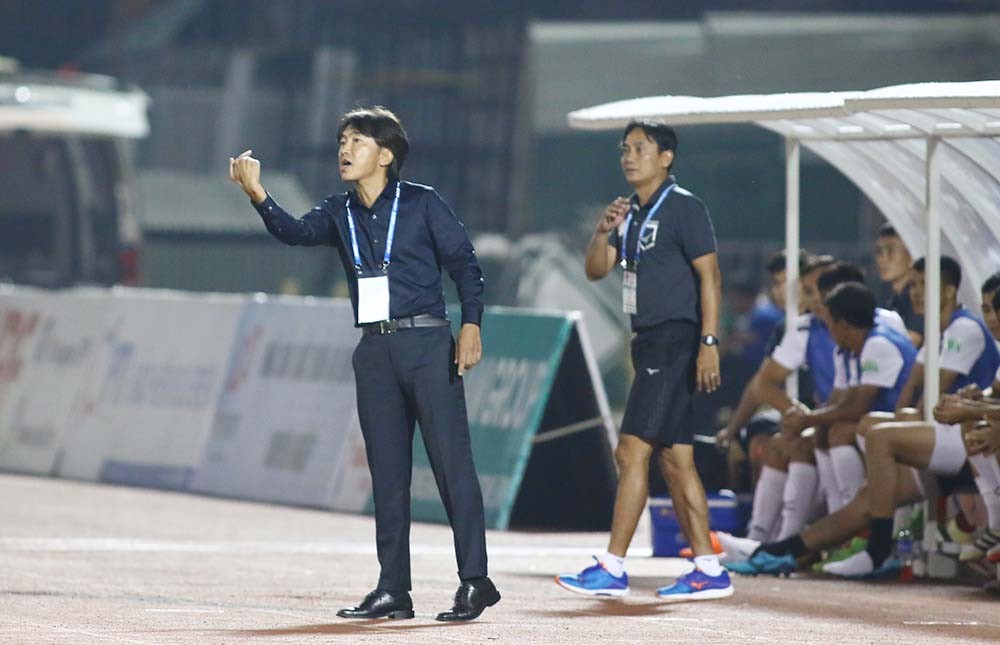 Thua muối mặt SLNA, HLV Toshiya Miura kêu gọi khán giả TP.HCM phải biết kiên nhẫn - Bóng Đá