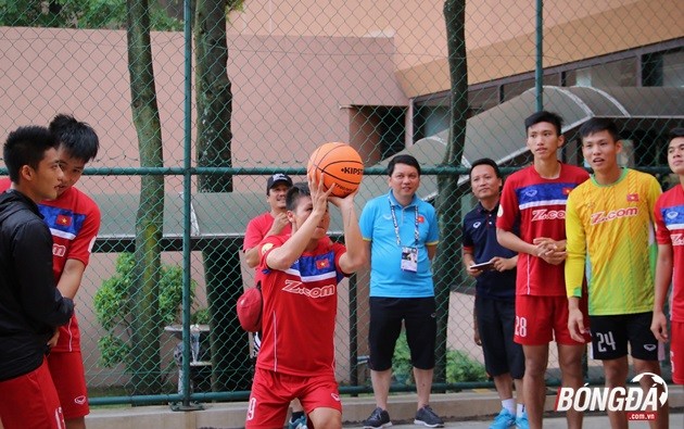 Cười bể bụng với trình độ ném bóng rổ của U22 Việt Nam - Bóng Đá