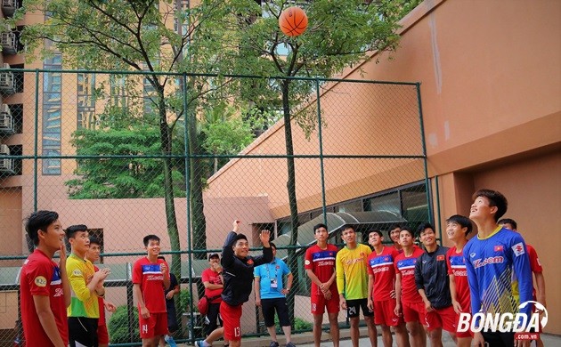 Cười bể bụng với trình độ ném bóng rổ của U22 Việt Nam - Bóng Đá