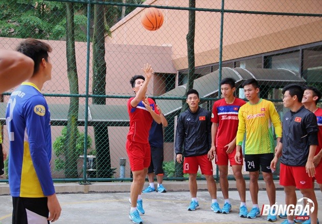 Cười bể bụng với trình độ ném bóng rổ của U22 Việt Nam - Bóng Đá