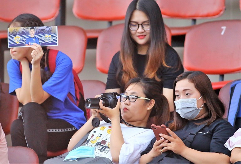 Fan nữ Sài thành sắm hàng khủng 