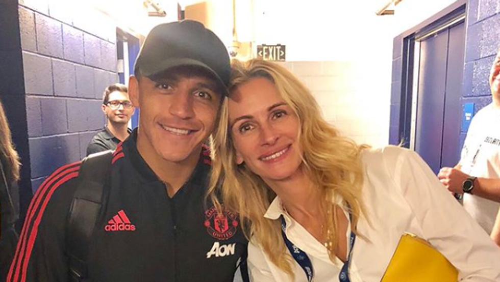 Sao Man United hớn hở bên 'Người đàn bà đẹp' - Bóng Đá