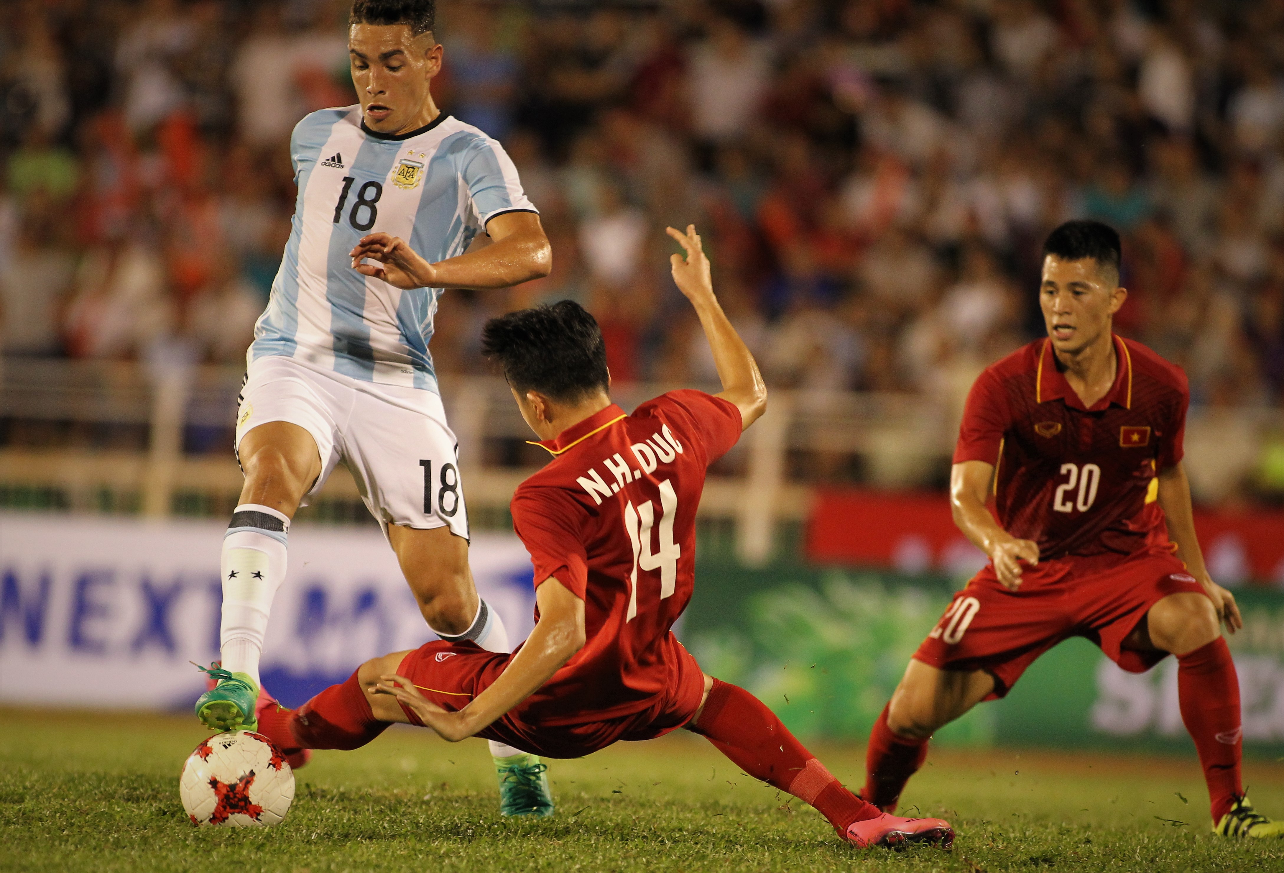 CĐV Argentina đặc biệt trên sân Thống Nhất - Bóng Đá