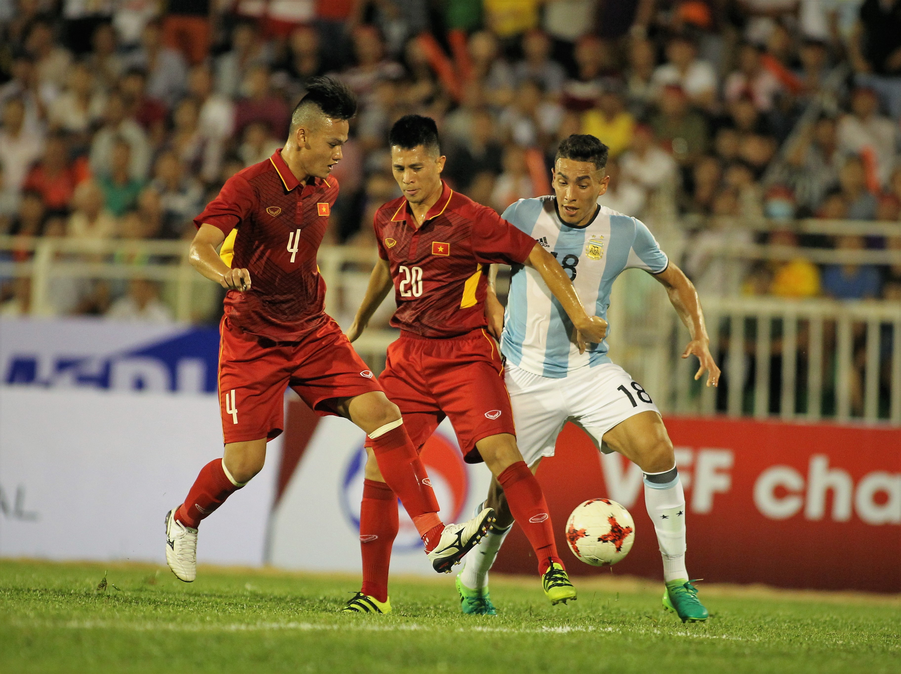 CĐV Argentina đặc biệt trên sân Thống Nhất - Bóng Đá