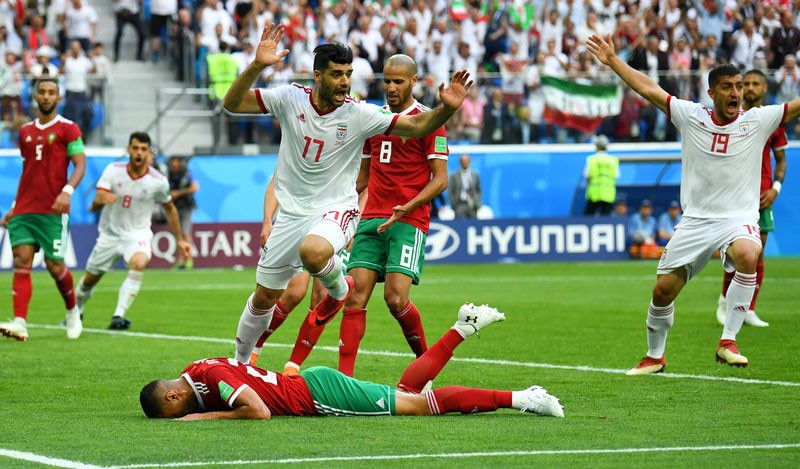 Thủ môn Iran khóc nức nở vì đội nhà thắng Morocco đúng phút cuối - Bóng Đá
