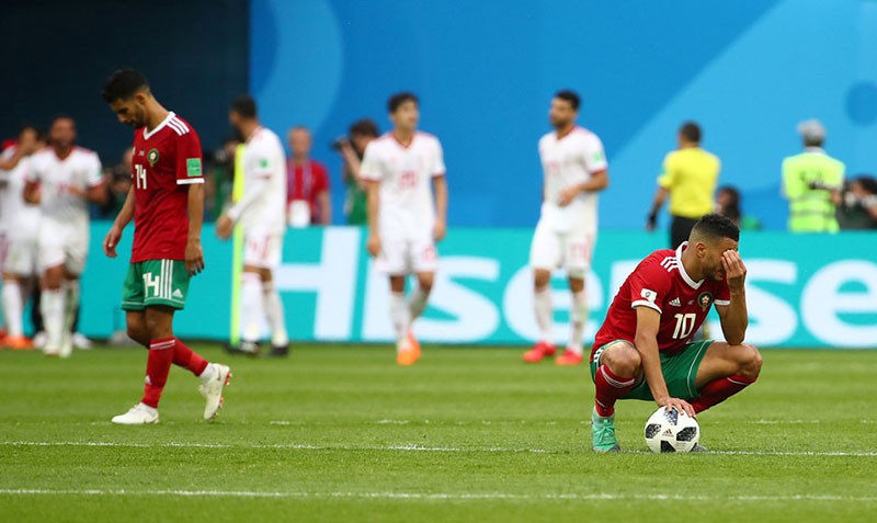 Thủ môn Iran khóc nức nở vì đội nhà thắng Morocco đúng phút cuối - Bóng Đá