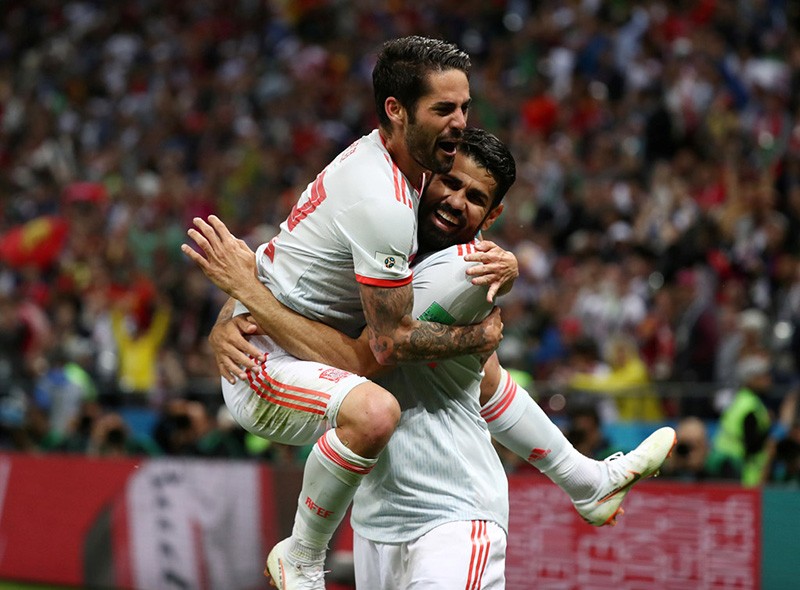 Isco được tán dương vì cứu chú chim nhỏ ở trận Tây Ban Nha thắng Iran - Bóng Đá