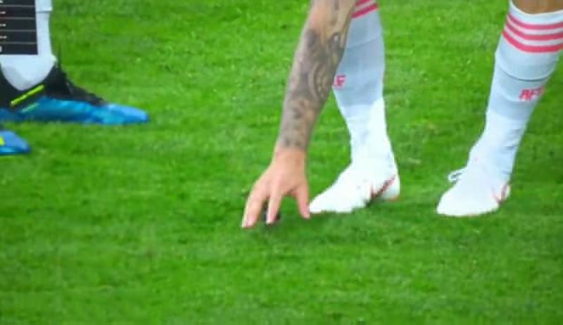 Isco được tán dương vì cứu chú chim nhỏ ở trận Tây Ban Nha thắng Iran - Bóng Đá