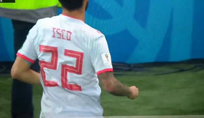 Isco được tán dương vì cứu chú chim nhỏ ở trận Tây Ban Nha thắng Iran - Bóng Đá