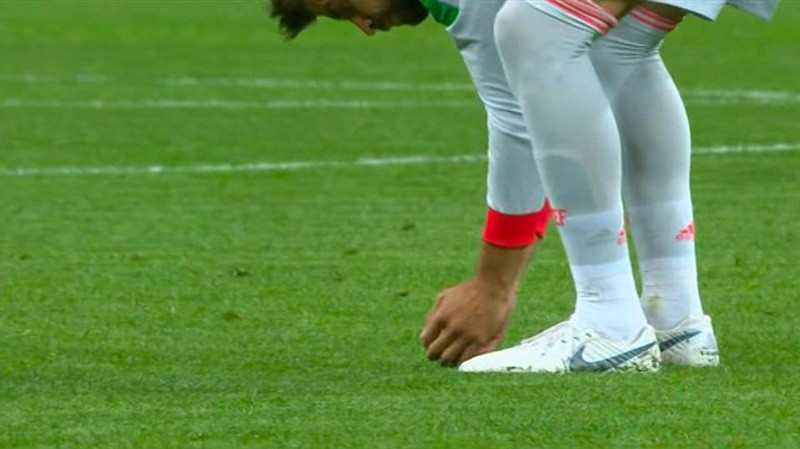 Isco được tán dương vì cứu chú chim nhỏ ở trận Tây Ban Nha thắng Iran - Bóng Đá