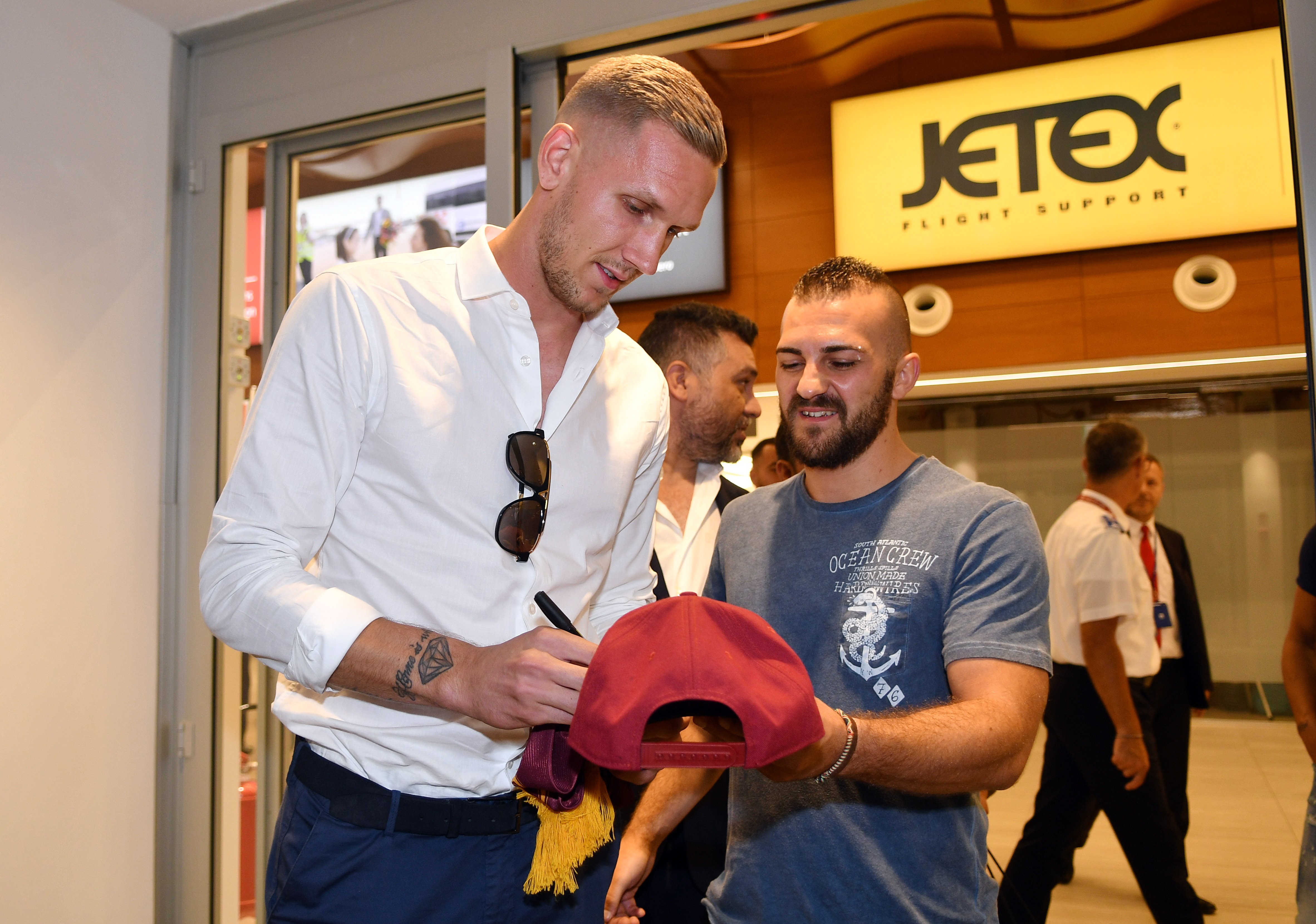 CHÍNH THỨC: Chiêu mộ thủ môn World Cup, Roma có người thay Alisson - Bóng Đá