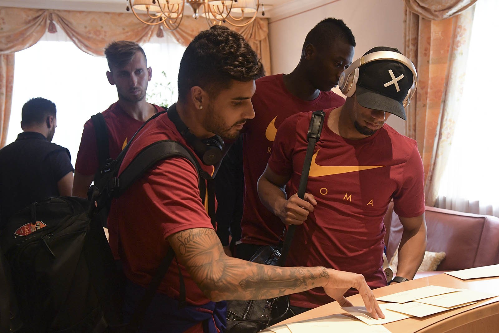 Chán thủ đô, AS Roma kéo nhau lên núi tập luyện - Bóng Đá