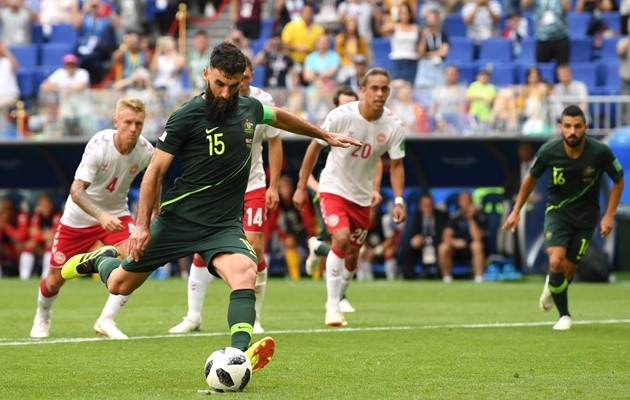 Sút tung lưới Đan Mạch, Mile Jedinak sắp ngang hàng với huyền thoại Austrlia - Bóng Đá