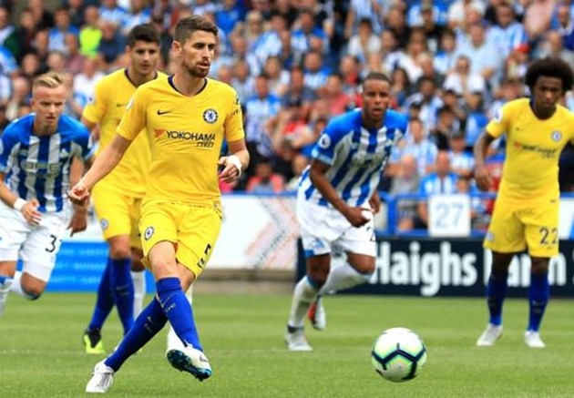 Ảnh Jorginho cười tít mắt sau pha rê bóng của Hazard - Bóng Đá