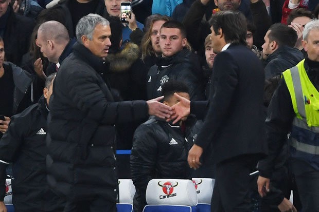 Mourinho - Conte: Mình sinh ra đâu phải để buồn... - Bóng Đá