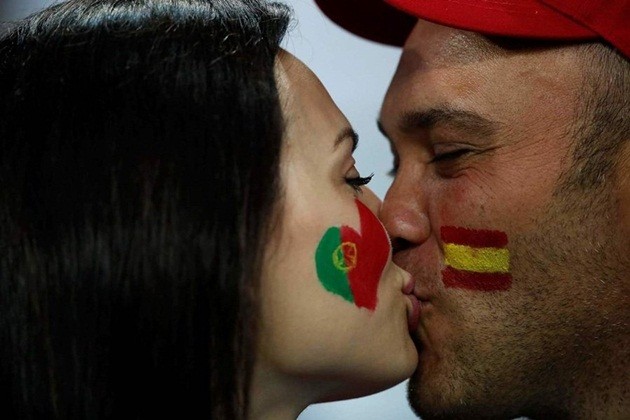 Những nụ hôn nóng bỏng trên khán đài World Cup 2018 - Bóng Đá