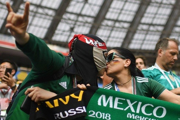 Những nụ hôn nóng bỏng trên khán đài World Cup 2018 - Bóng Đá