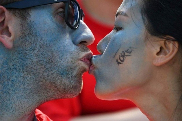 Những nụ hôn nóng bỏng trên khán đài World Cup 2018 - Bóng Đá