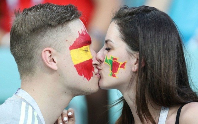Những nụ hôn nóng bỏng trên khán đài World Cup 2018 - Bóng Đá