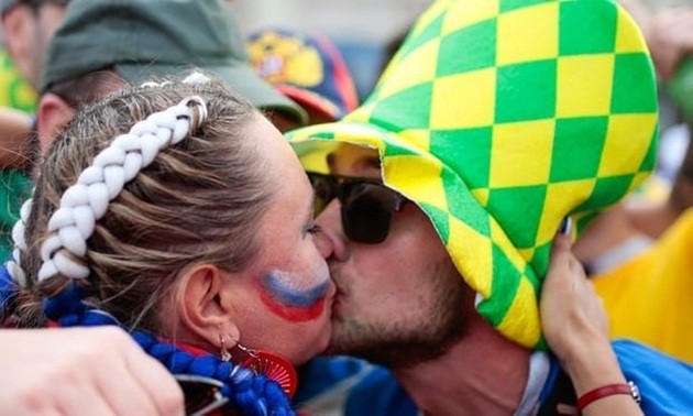 Những nụ hôn nóng bỏng trên khán đài World Cup 2018 - Bóng Đá