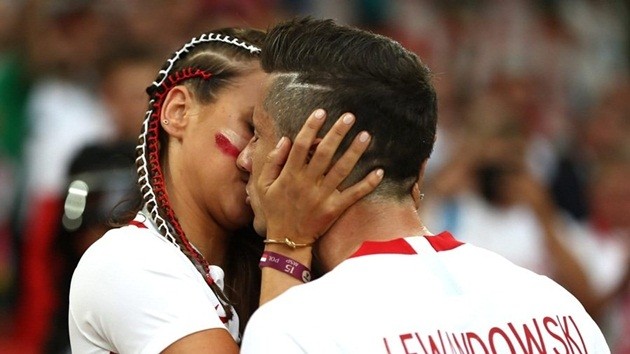 Những nụ hôn nóng bỏng trên khán đài World Cup 2018 - Bóng Đá