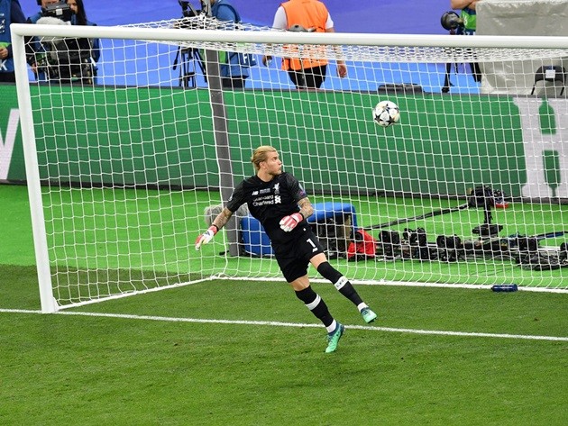 Với Liverpool, xin đừng để Loris Karius đơn độc - Bóng Đá