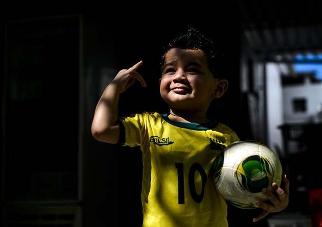 Đáng yêu hết cỡ với những fan nhí cháy hết mình vì World Cup - Bóng Đá