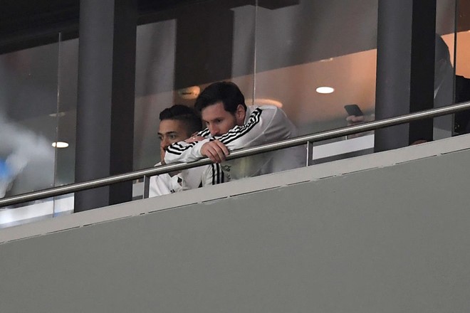 Messi nói gì với đồng đội sau trận thua tủi hổ - Bóng Đá