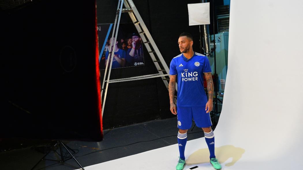 Leicester ra mắt áo đấu đẹp đúng chất hoàng gia - Bóng Đá