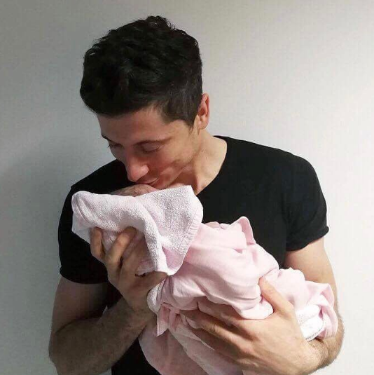 Nghỉ hè, Lewandowski tất bật chăm con - Bóng Đá