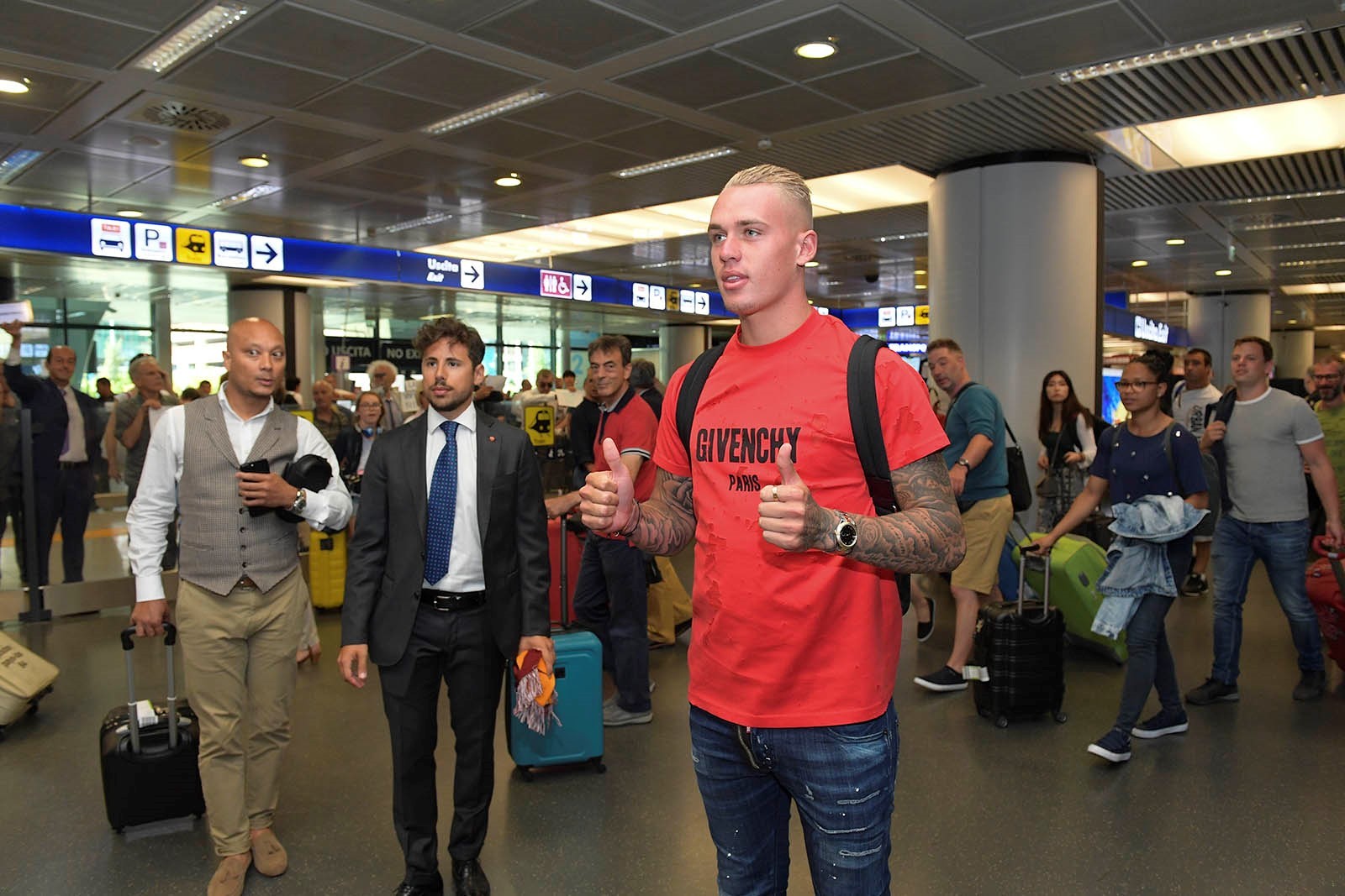 Chùm ảnh: Roma đón tân binh thứ 2 Rick Karsdorp - Bóng Đá
