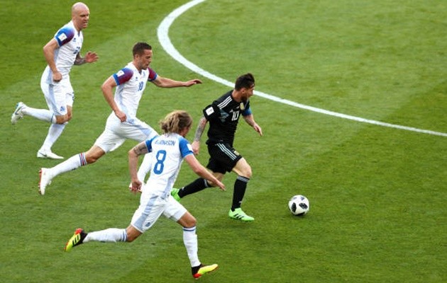 Patrice Evra chỉ ra điểm khác biệt mấu chốt giữa Ronaldo và Messi - Bóng Đá