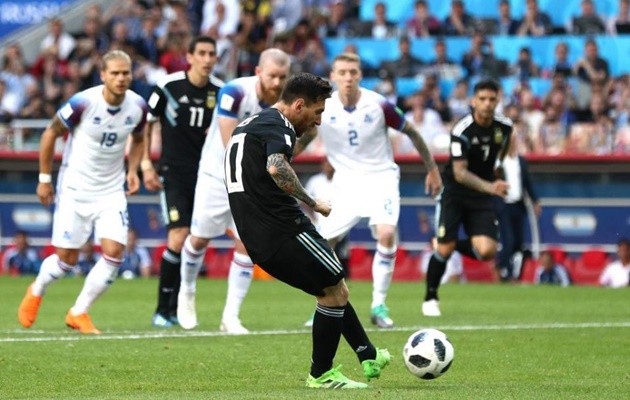 'Messi nên bỏ đá phạt đền luôn đi' - Bóng Đá