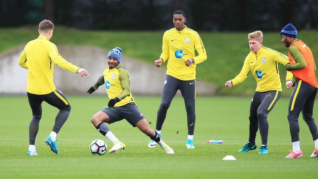 Ảnh tập luyện Man City - Bóng Đá