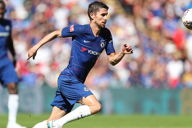Jorginho chỉ đạo Kante cách chơi Sarri-Ball trong trận Lyon - Bóng Đá