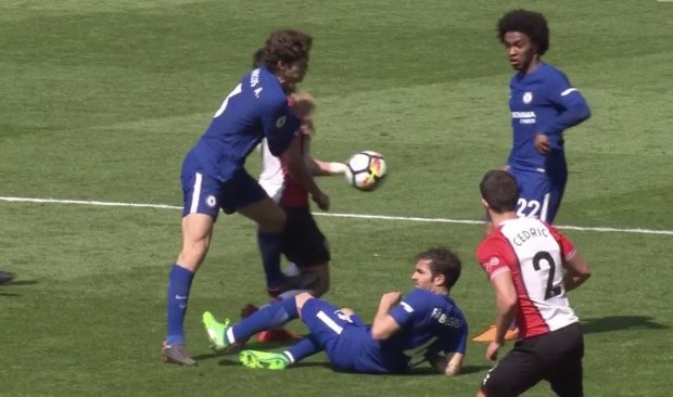Mike Dean bị chỉ trích thậm tệ khi thiên vị Chelsea - Bóng Đá