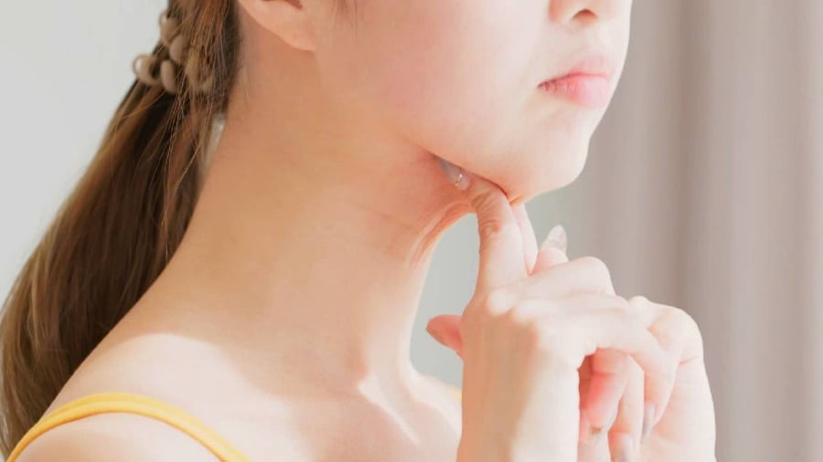 Uống nhiều nước là một trong những bí quyết giúp kiểm soát cân nặng, hỗ trợ giảm cân, giảm mỡ mặt.