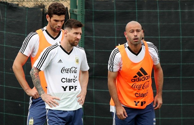 Giải mã hình ảnh Messi ôm dê trước World Cup - Bóng Đá