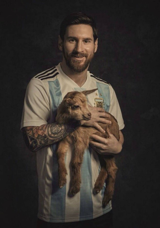 Giải mã hình ảnh Messi ôm dê trước World Cup - Bóng Đá