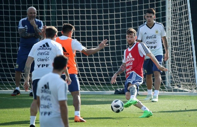 Giải mã hình ảnh Messi ôm dê trước World Cup - Bóng Đá